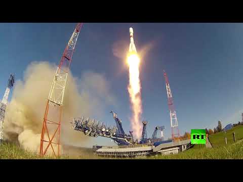 شاهد عملية إطلاق صاروخ روسي يحمل قمرًا صناعيًا إماراتيًا إلى المدار