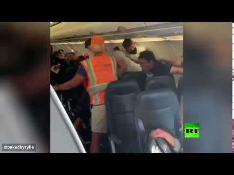 شاهد شجار بين رجلين على متن طائرة أميركية بسبب الكمّامة