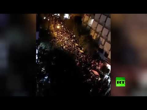 شاهد احتجاجات واسعة أمام مشفى في طهران بعد وفاة موسيقار شهير