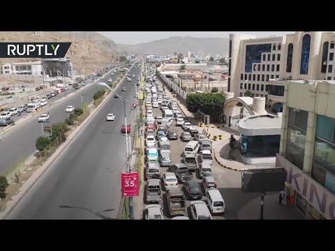 شاهد سيارات تصطف في طوابير طويلة أمام محطات الوقود في صنعاء
