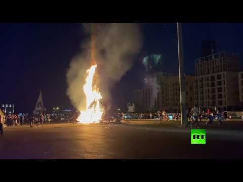 شاهد تظاهرات تضرب بيروت وإضرام النار في تمثال قبضة الثورة