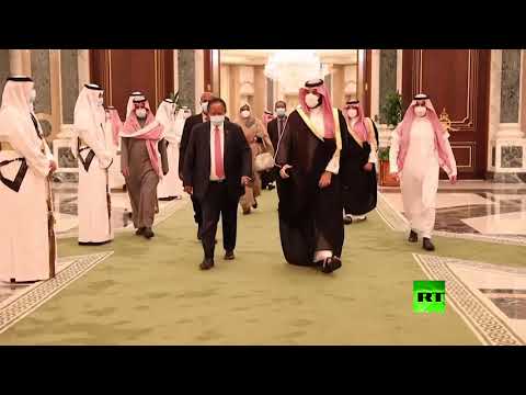 شاهد ولي العهد السعودي محمد بن سلمان يلتقي عبدالله حمدوك