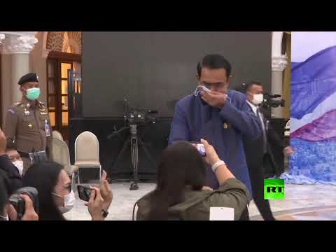 شاهد رئيس وزراء تايلاند يغضب ويرش المطهر على الصحافيين