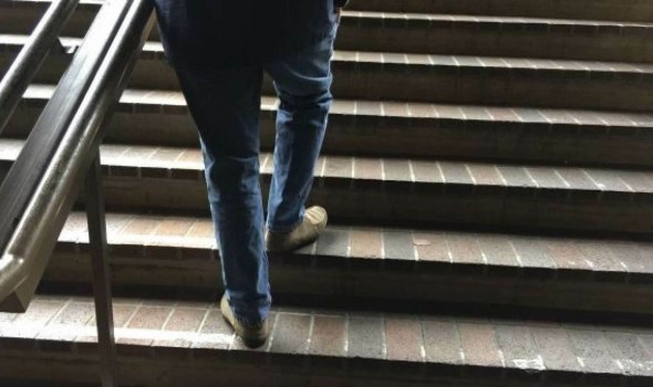  العرب اليوم - تفسير حلم صعود الدرج في المنام له عدة دلالات وتفسيرات