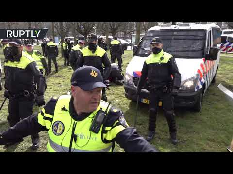 شاهد الشرطة تفرق المحتجين في لاهاي الهولندية