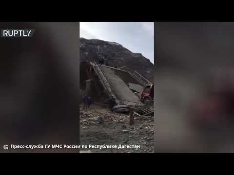 شاهد انهيار جسر لحظة مرور شاحنة جنوبي روسيا